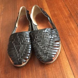 TOMS black huarache sandal 9W